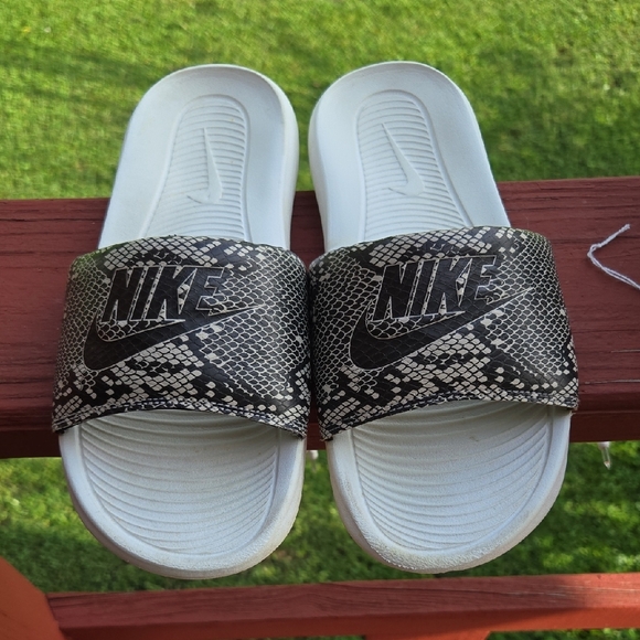 Nike Kids Slide Sandals - Black and White Snake Reptile Print - Picture 1 of 5